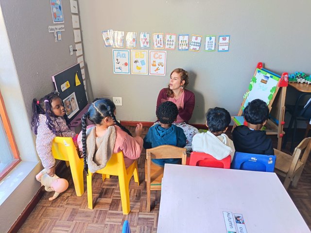 Teacher reading with the Autumn Preschool class
